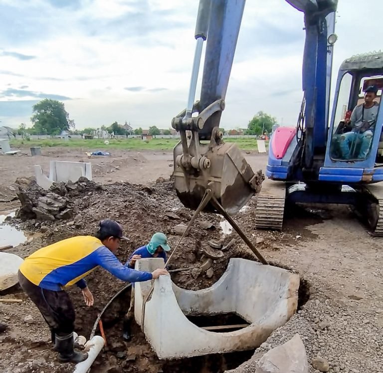 Alat_Berat_Excavator_Pemasangan_Saluran_Drainase_Citraland_Sidoarjo