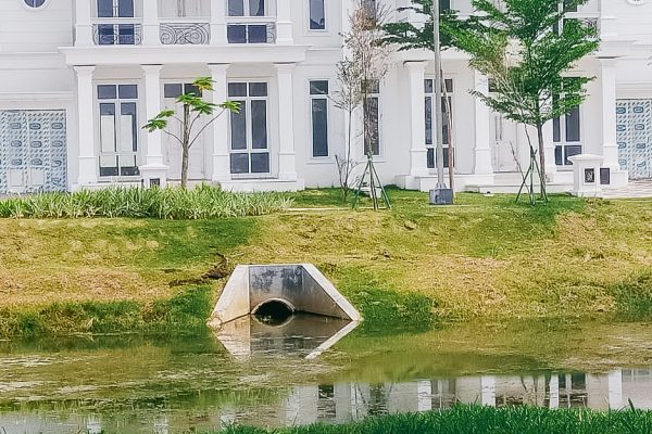 Beton_Mengarahkan_Air_Masuk_Danau
