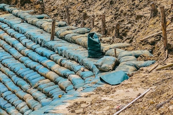 ERKA_Kontraktor_Drainase_Pemasangan_Geobag_Dinding_Danau_Menjaga_Kestabilan_Tanah
