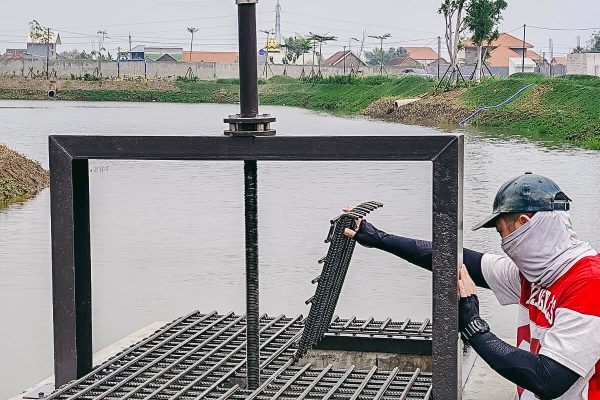 Grill_Besi_Kamuflase_Pintu_Perawatan_Pintu_Air_Flap_Gate